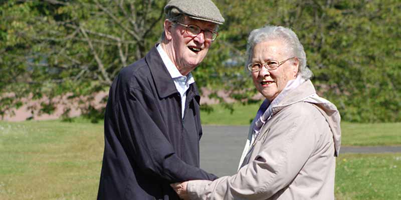 Senioren-Paar im Freien