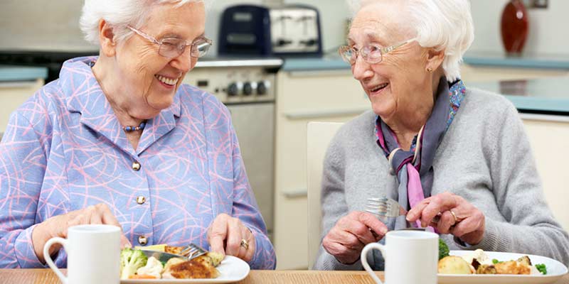 Seniorinnen essen gemeinsam