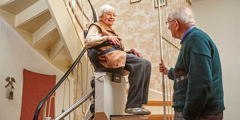 Senioren nutzt Treppenlift.