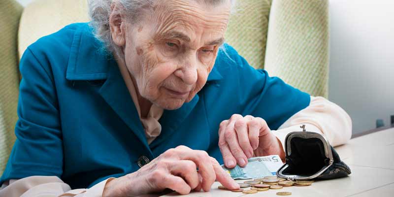 Seniorin zählt Kleingeld