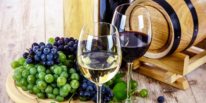 Rotwein und Weißwein mit Weintrauben