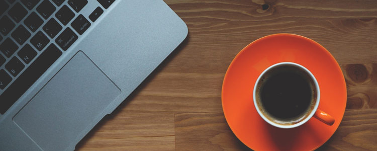 Notebook und Kaffee