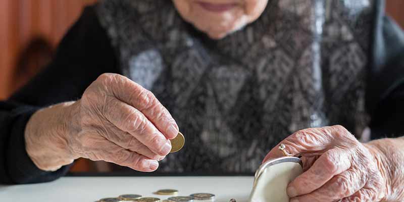 Seniorin zählt Kleingeld