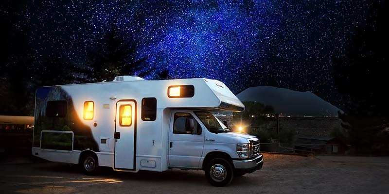 Wohnmobil unter einem Sternenhimmel