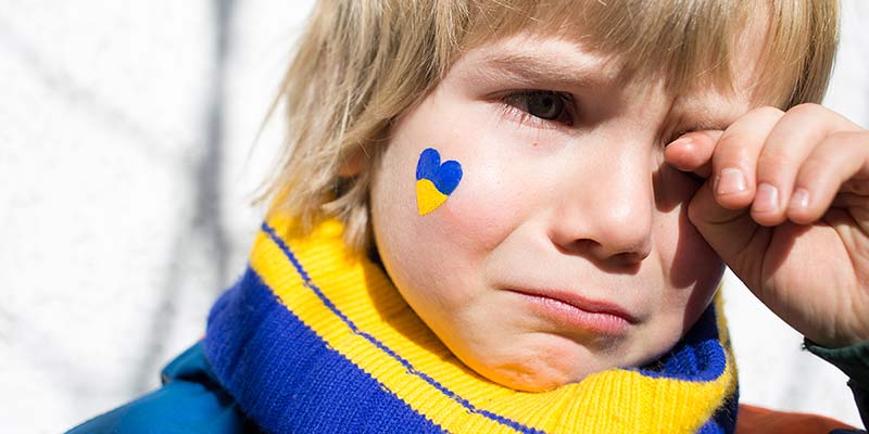 Ukrainischer Junge weint