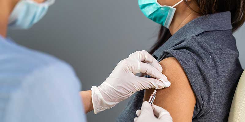 Eine Frau bekommt eine Impfung