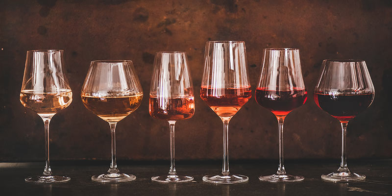 Unterschiedliche Weingläser mit verschiedenen Weinsorten
