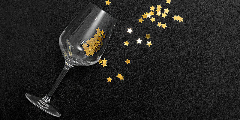 Liegendes Weinglas gefüllt mit Sternen
