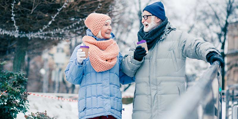 2 Senioren unternehmen einen Winter-Spaziergang