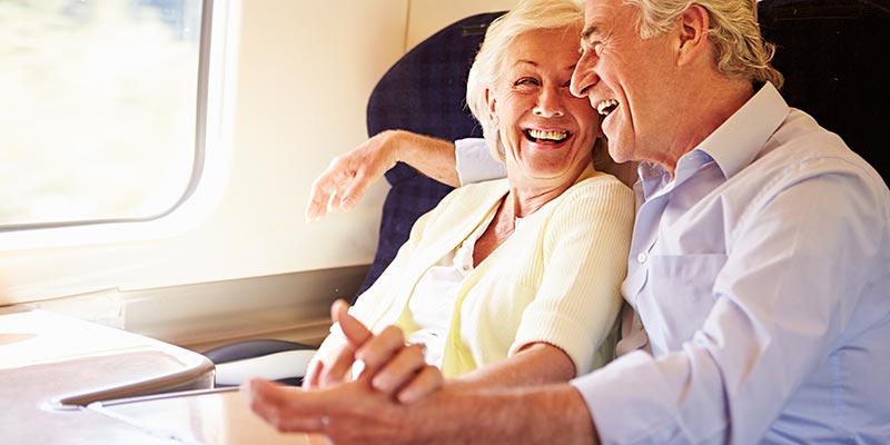 Älteres Paar ist glücklich im Zug