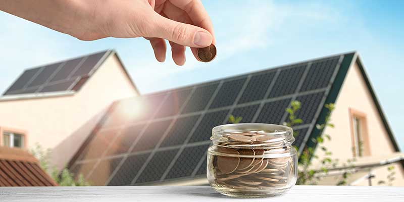 Frau spart Geld durch Solaranlage auf Eigenheim